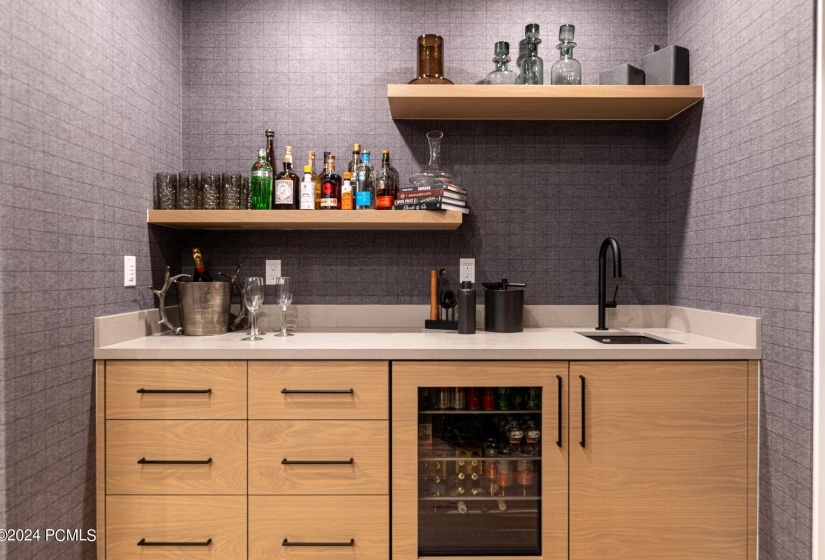 36_Family-Room-Bar_1800x1200_4109580