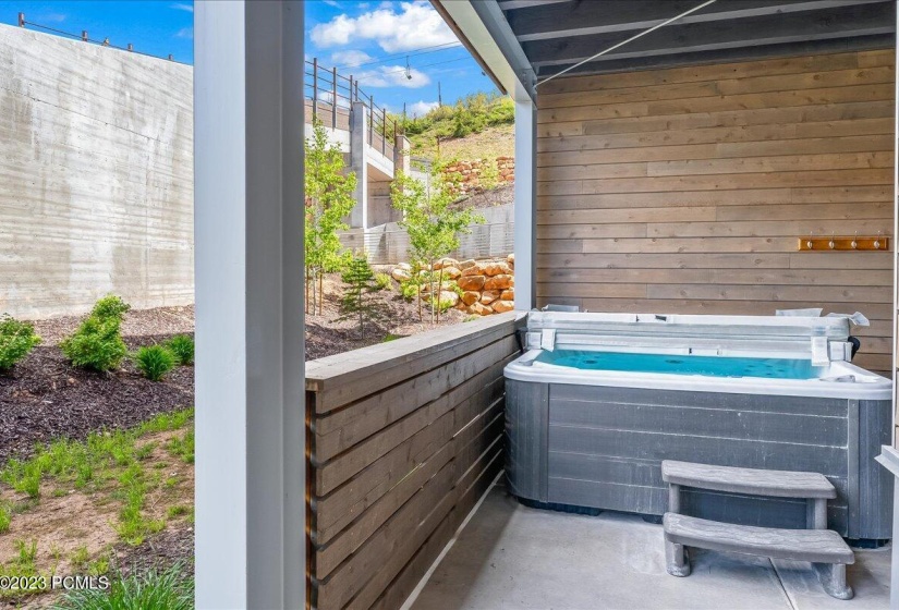 PRIVATE HOTTUB