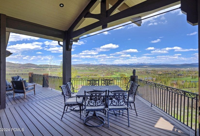 Large deck, perfect for entertaining!