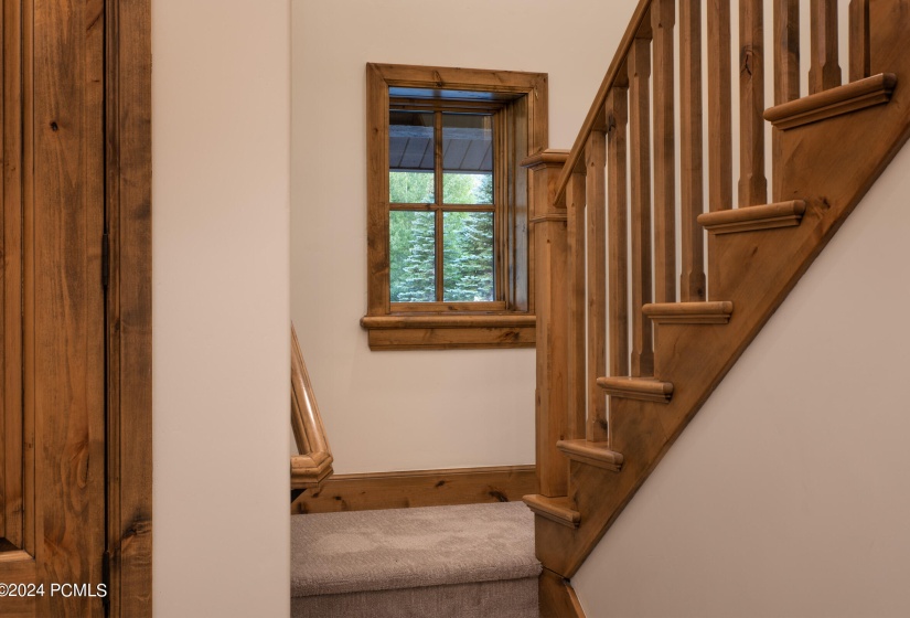 Shrayber_9982_Vista_Dr_stair-window-v1_8