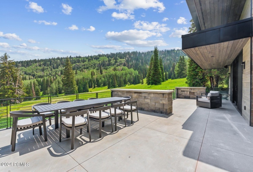 37_Deck-Outdoor-Dining_1800x1200_4149495