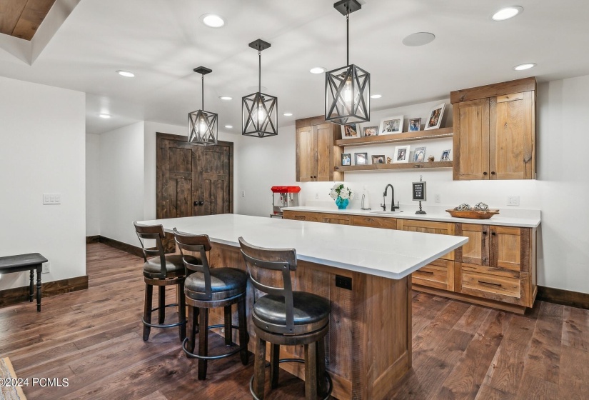 22_Lower-Kitchen-Dining_1800x1200_415364