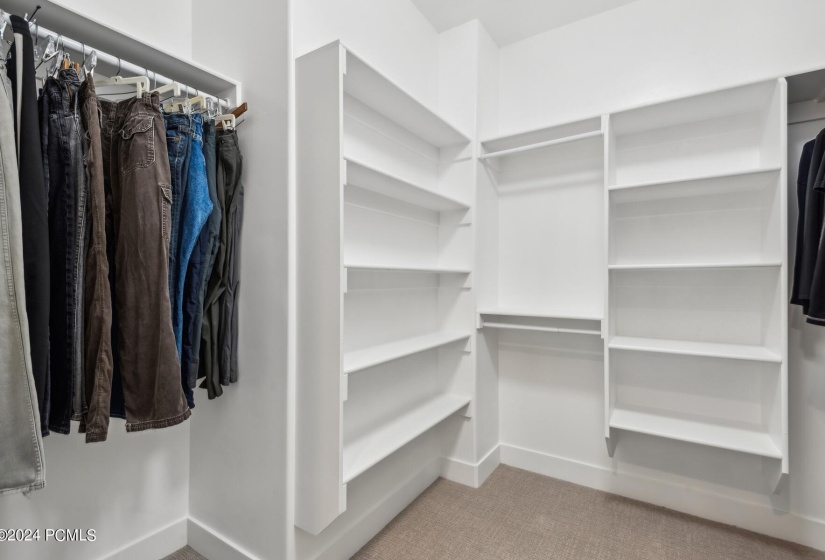 14_Primary-Closet_1800x1200_4157875