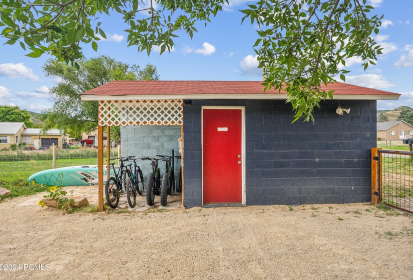 Shed (300 SF)