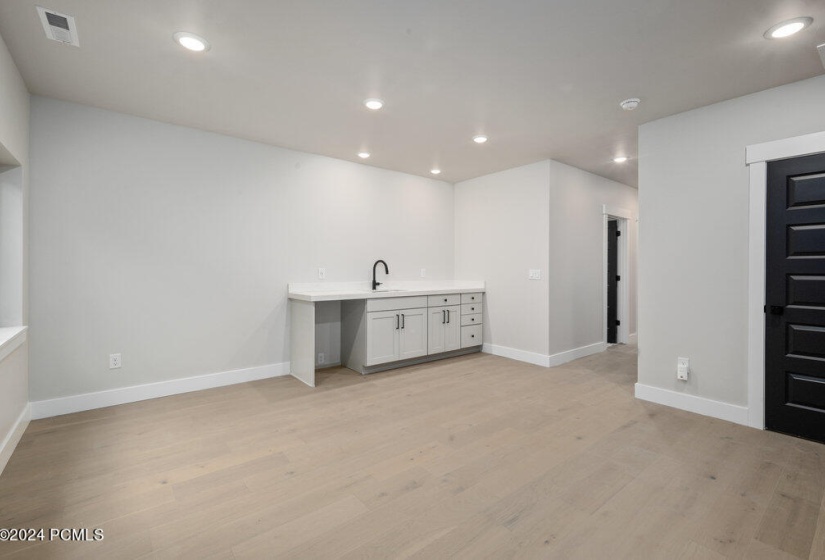 Lower Level Family Room w/Wet Bar