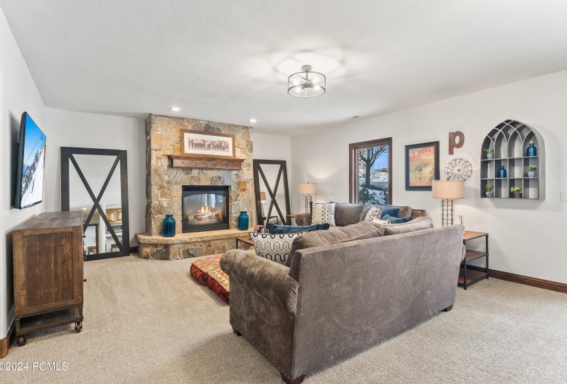 40_Familyroom_high_4112019