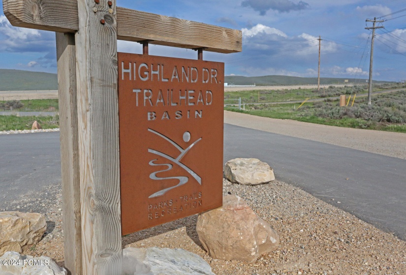 064_highland_dr_trail_sign_79