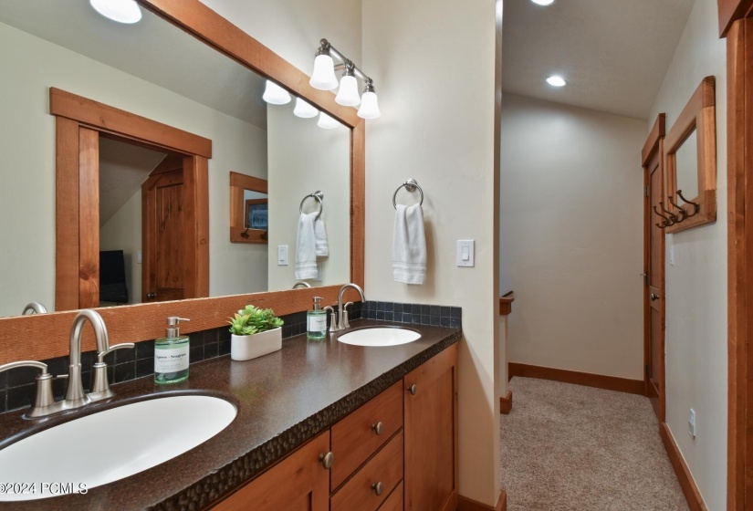 21_Upper-Bathroom_1800x1200_4171021