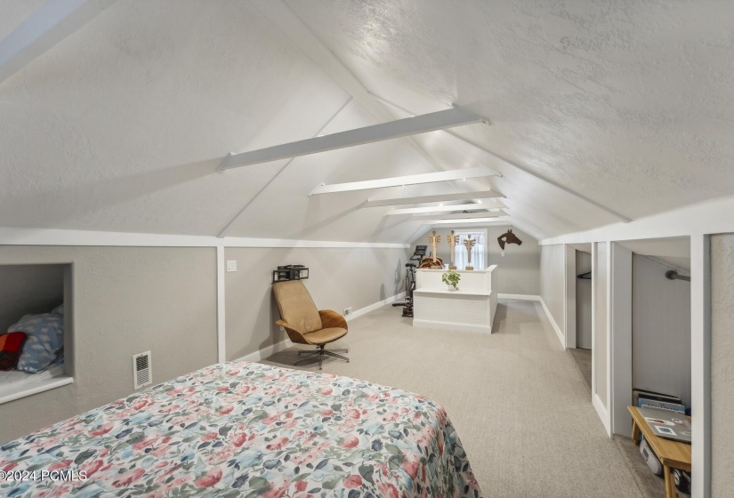 32_Attic-Bedroom_1800x1200_4173193