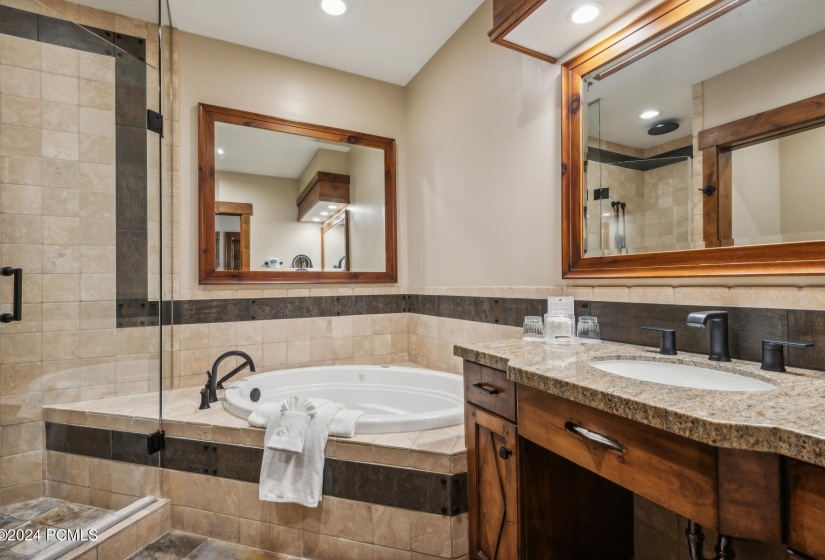 10_Bathroom_1800x1200_4171195