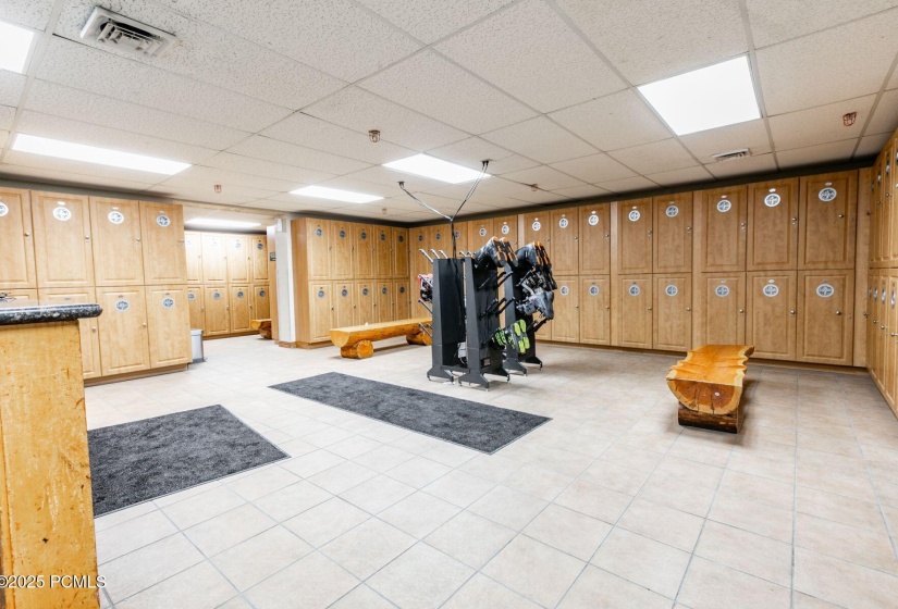 Guest ski locker room