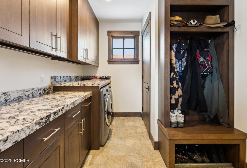 19_Mudroom-Laundry_1800x1200_4201174