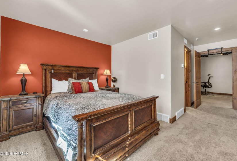 16-web-or-mls-2260-park-ave-11