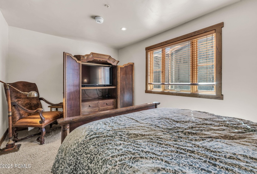 17-web-or-mls-2260-park-ave-11
