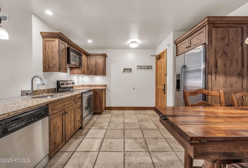 6-web-or-mls-2260-park-ave-11