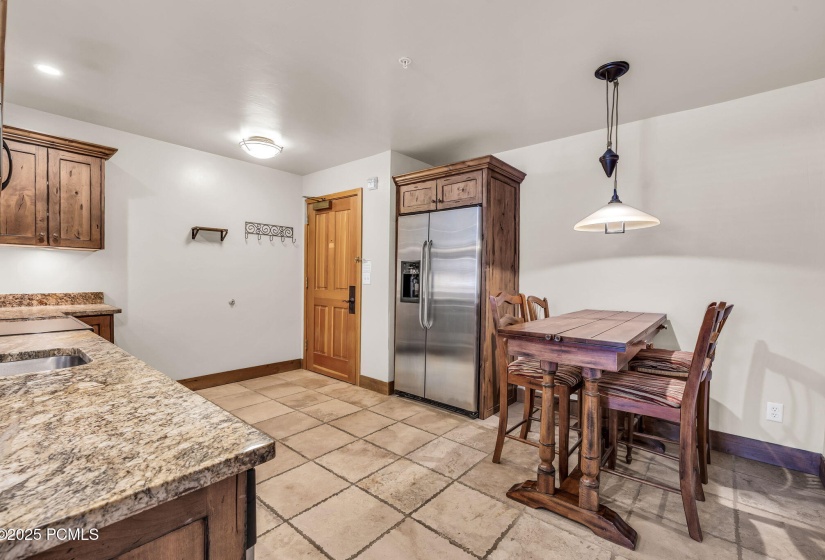 7-web-or-mls-2260-park-ave-11