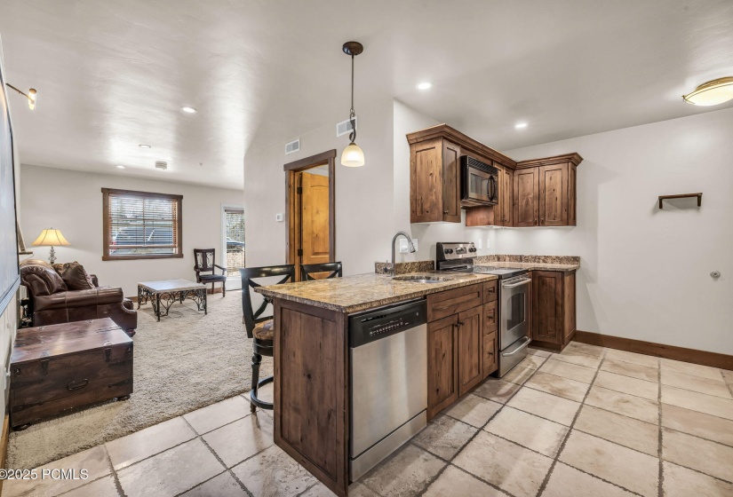 8-web-or-mls-2260-park-ave-11