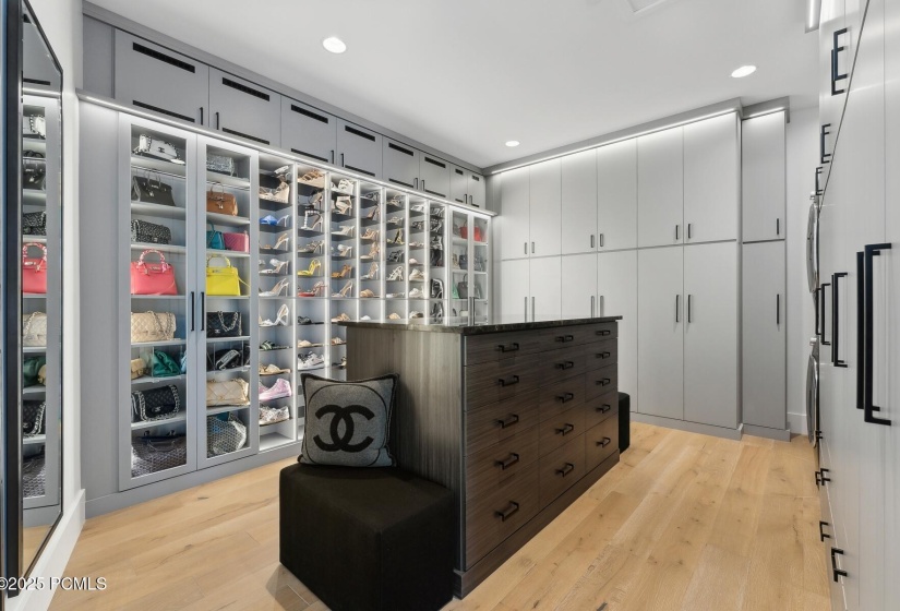 33_Master-s-Closet-Laundry_1800x1200_418