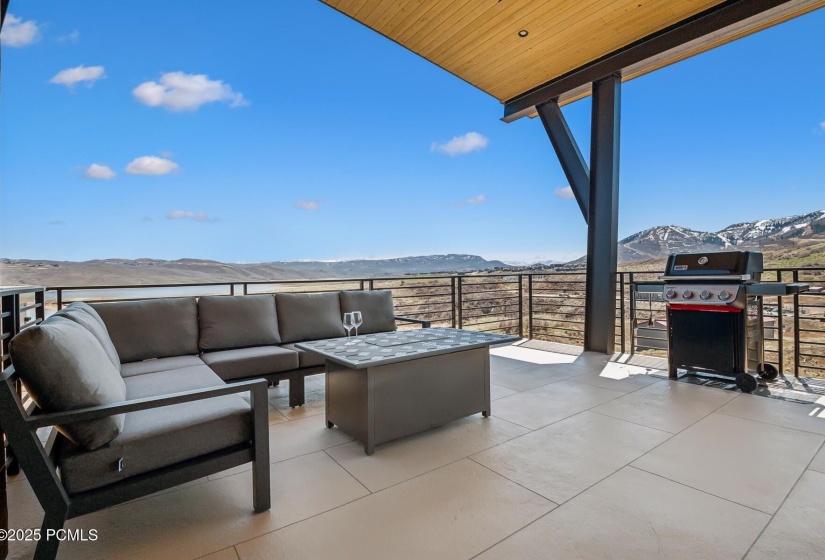 63_Deck-Area_1800x1200_4217017