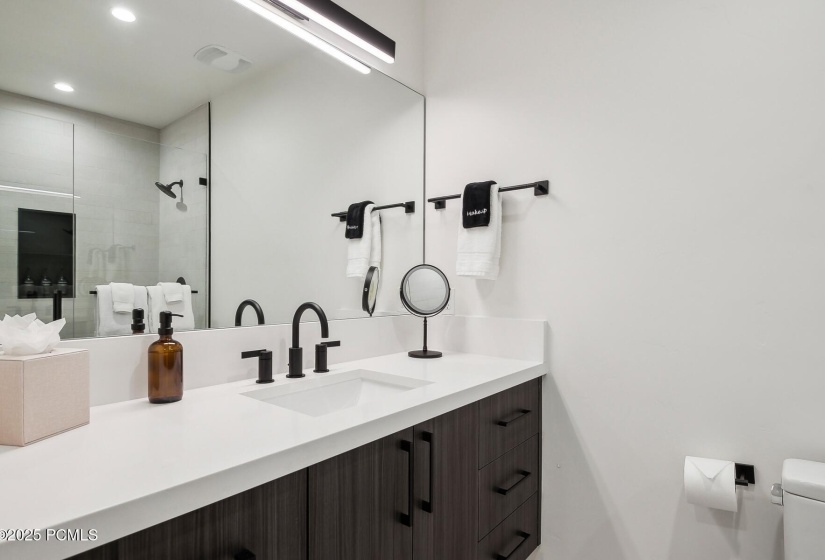 9_Bathroom_1800x1200_4216961