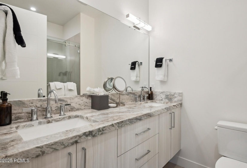 12_Bathroom_1800x1200_4216966