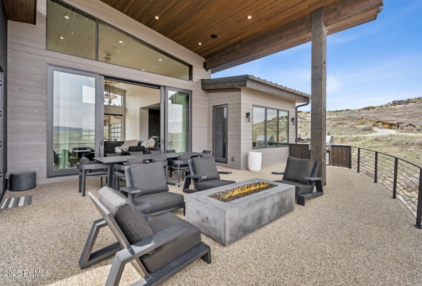 16_Deck-Area_1800x1200_4220953