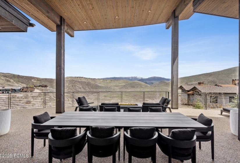 17_Deck-Outdoor-Dining_1800x1200_4220954