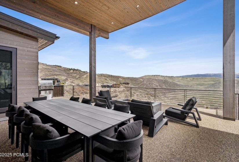 19_Deck-Outdoor-Dining_1800x1200_4220955