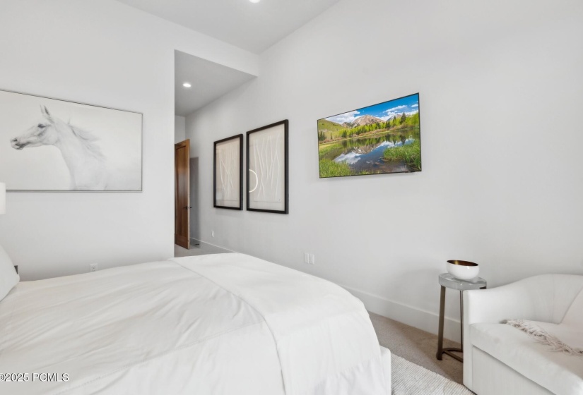 64_Bedroom_1800x1200_4220987
