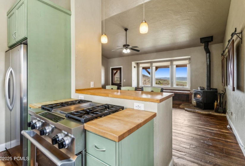 10_Kitchen---Great-Room_1800x1200_422174
