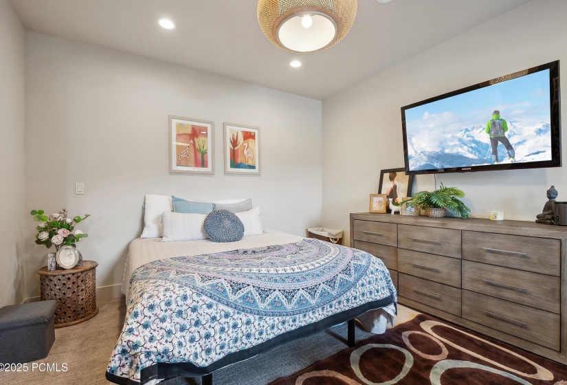27_Bedroom_high_4203448