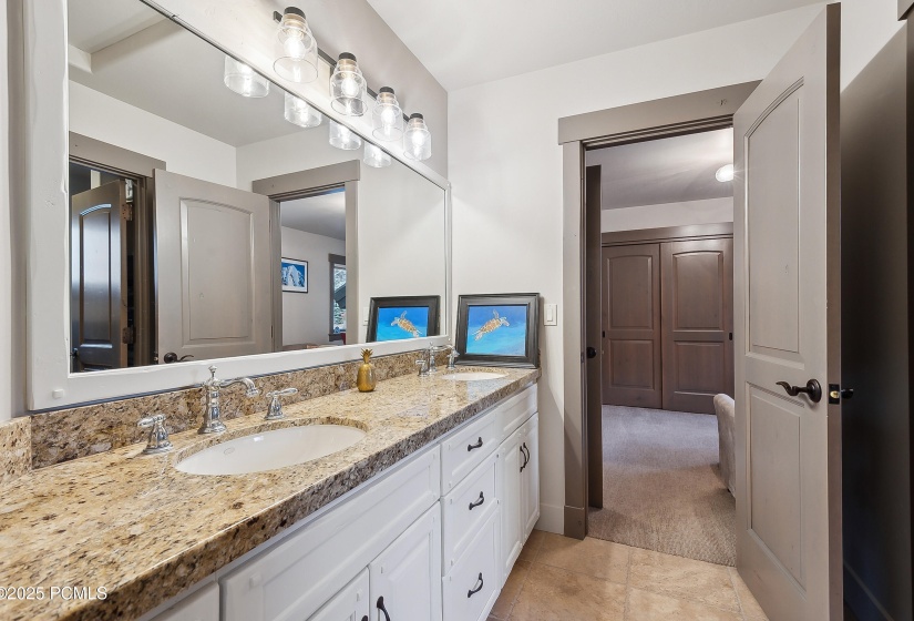 32_Bathroom_high_4203453