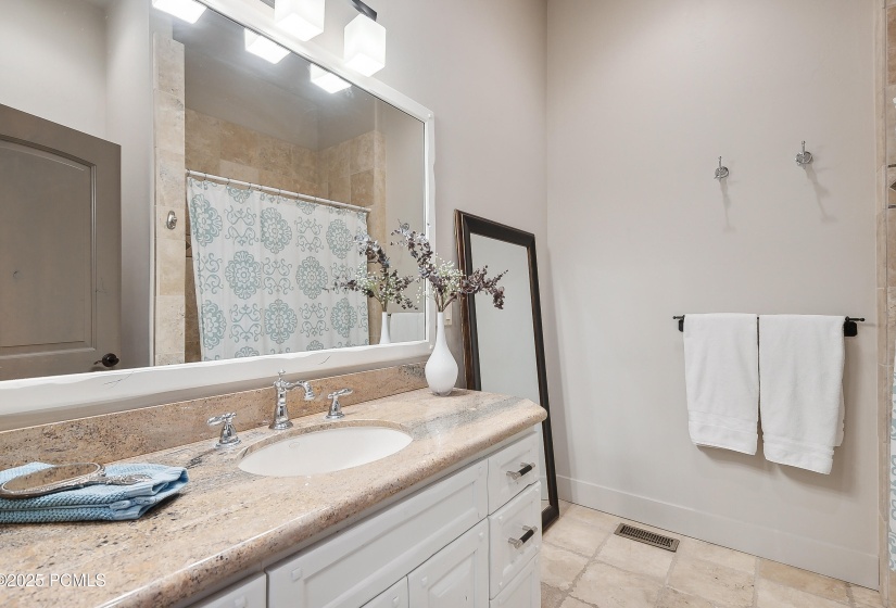 38_Bathroom_high_4203459