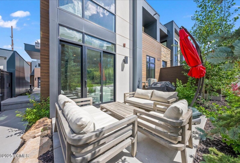 30_Private-Patio_high_4223990