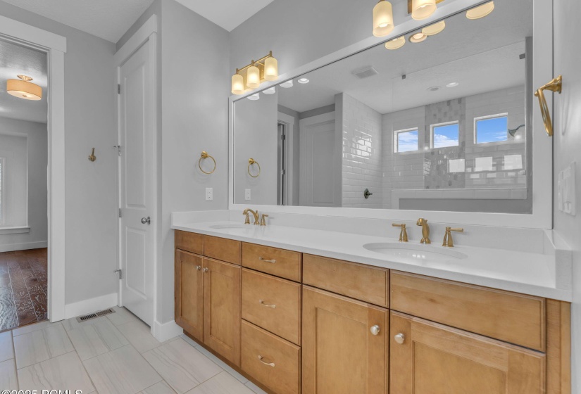 49-web-or-mls-5185-n-fairleigh-st