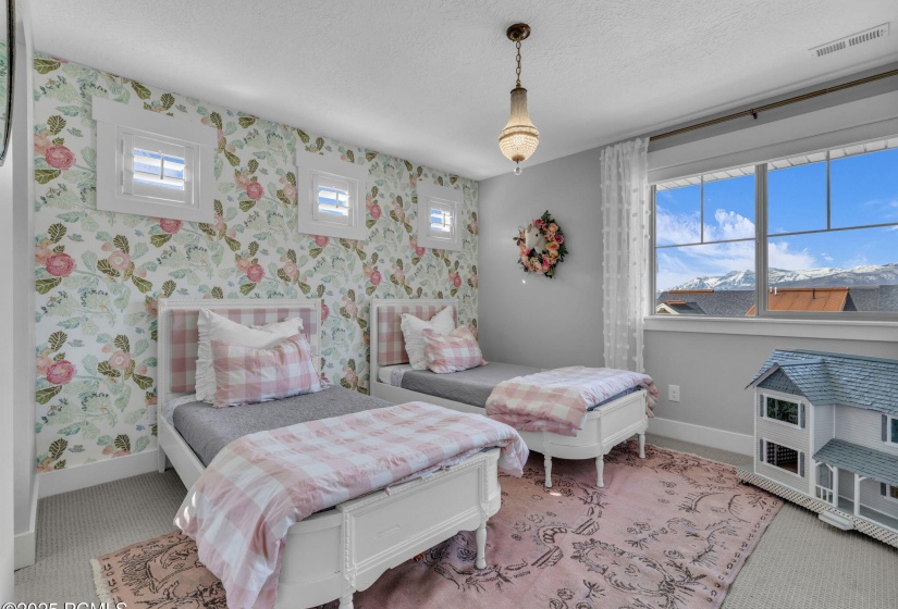8-web-or-mls-5185-n-fairleigh-st