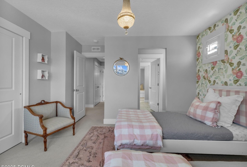 9-web-or-mls-5185-n-fairleigh-st
