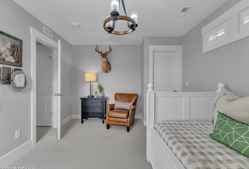 11-web-or-mls-5185-n-fairleigh-st