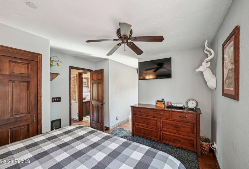 24-web-or-mls-Park Ave 3-1205-019