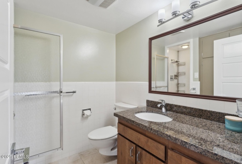 13_Bathroom_1800x1200_4228208