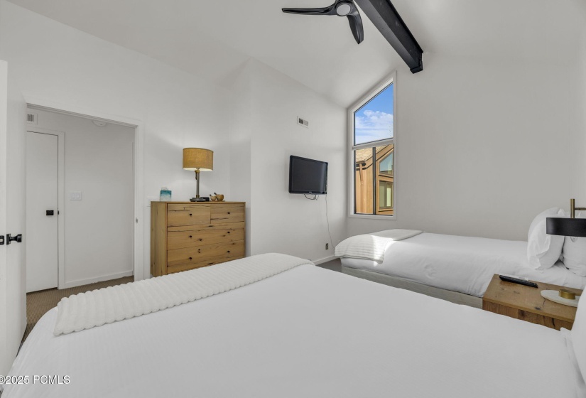 19-web-or-mls-1561-three-kings-dr