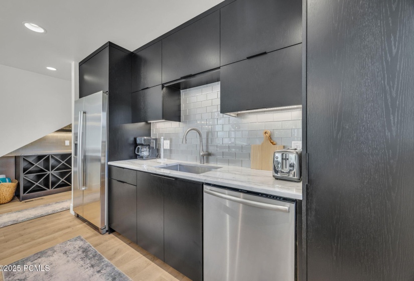 8-web-or-mls-1561-three-kings-dr