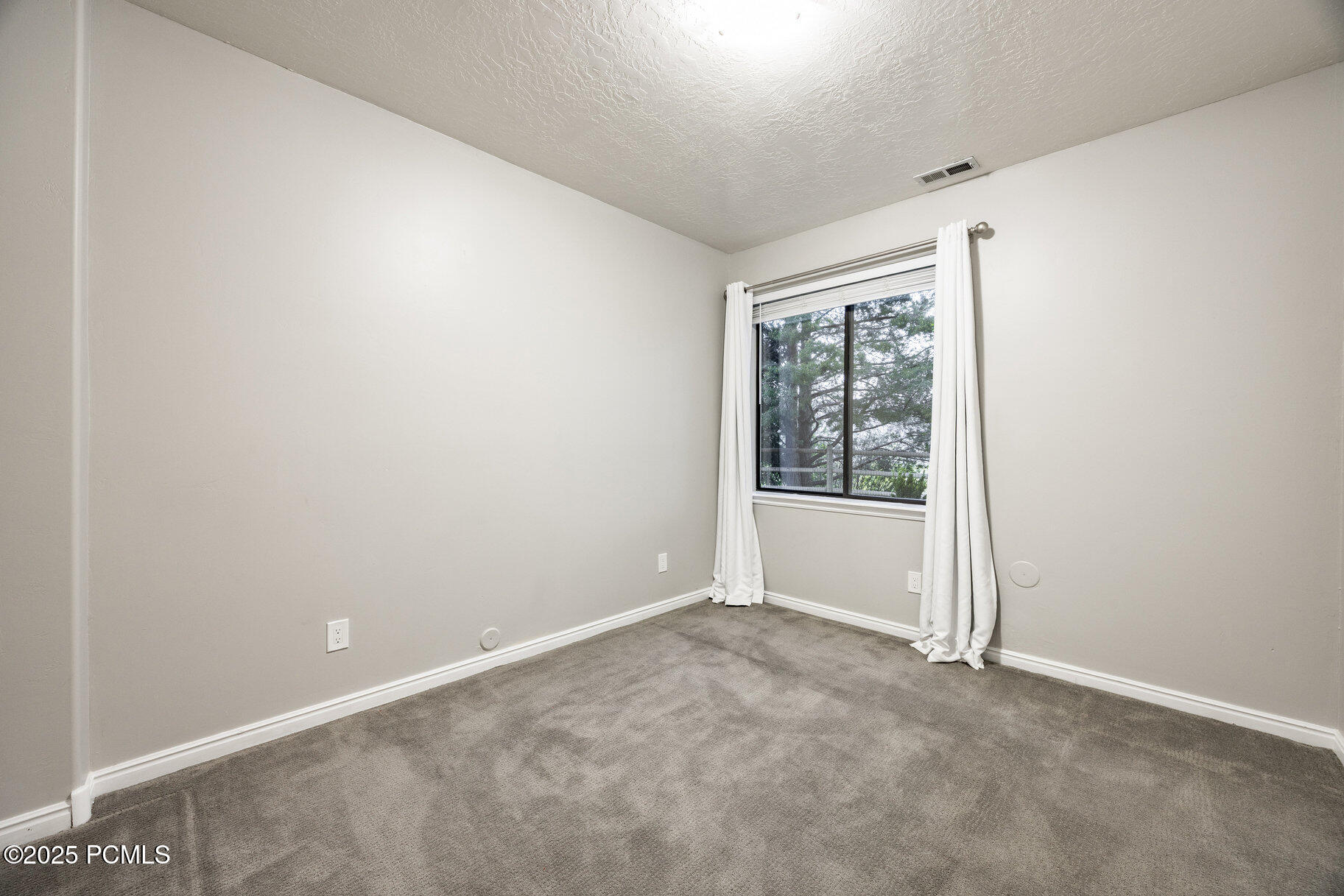 043_4042_hilltop_court035_473