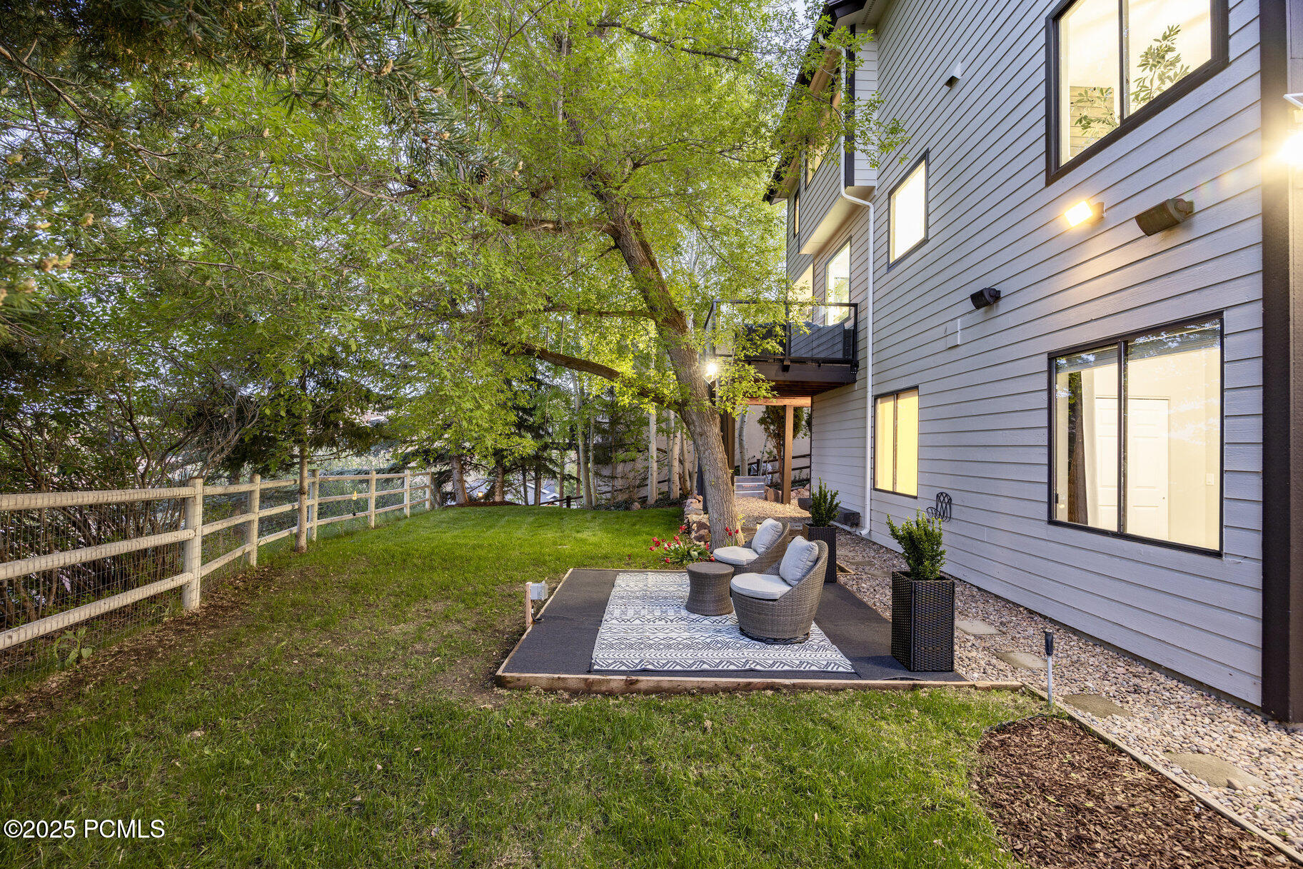 054_4042_hilltop_court050_745