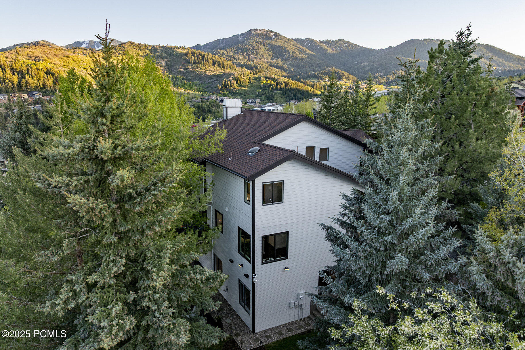 058_4042_hilltop_court055_741