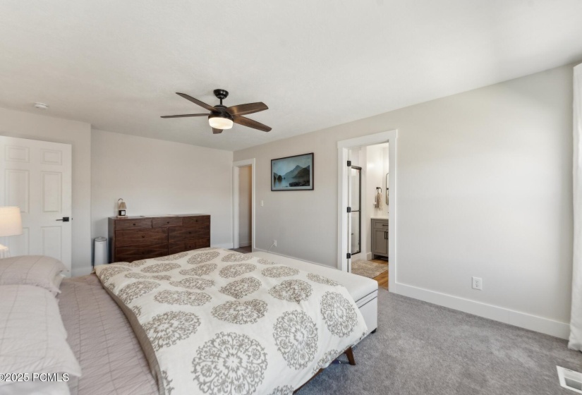 25_Bedroom_1800x1200_4216076
