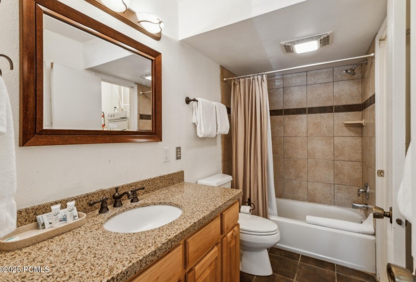 9_Mainfloor-Bathroom_1800x1200_4232526