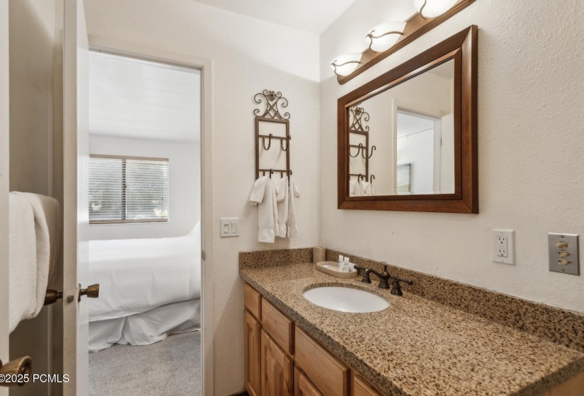 10_Mainfloor-Bathroom_1800x1200_4232527