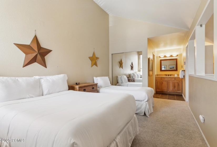 12_Upstairs-Bedroom_1800x1200_4232532