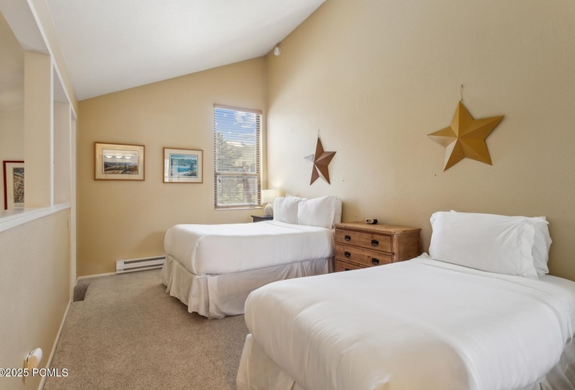 13_Upstairs-Bedroom_1800x1200_4232533